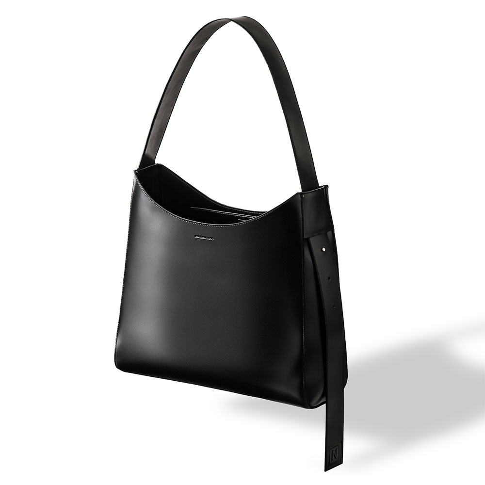 CURVED LEATHER TOTE BAG / BLACK