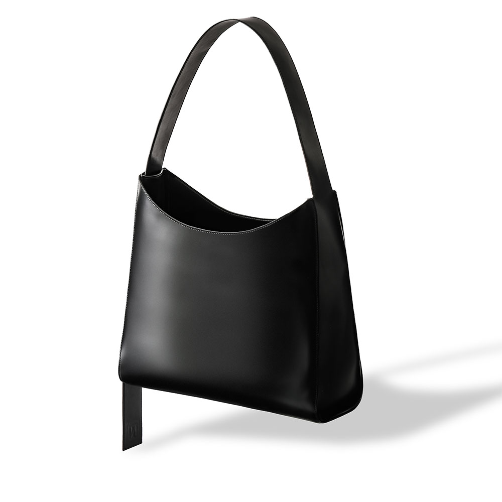 CURVED LEATHER TOTE BAG / BLACK
